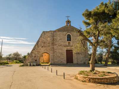 Simbolo del luogo � la Chiesa del Crocifisso, risalente al XIV secolo, che come detto accoglie la reliquia da maggio a settembre